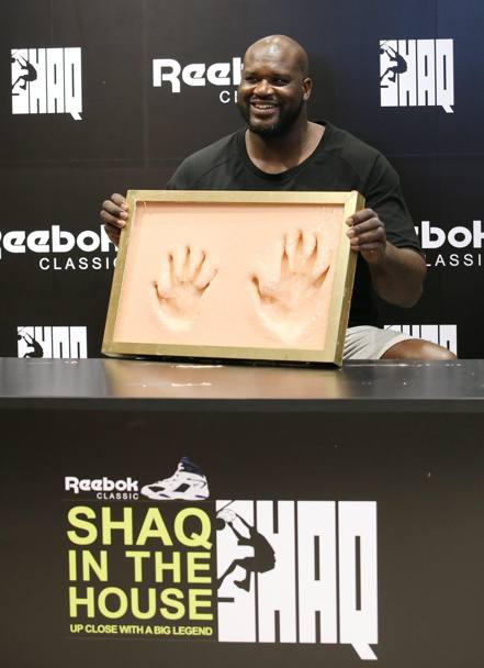 Un&#39;altra (ex) stella del basket americano, Shaquille O&#39;Neal, mostra le impronte delle sue mani durante un evento nella capitale sudcoreana Seoul. (Epa)